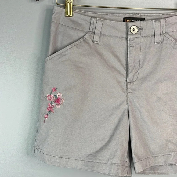 LEE Floral Embroidered Shorts Grey Pink Regular Fit Mid Rise Flat Front Size 6 - Picture 3 of 10